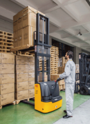 西林叉车 全电动堆垛车的应用